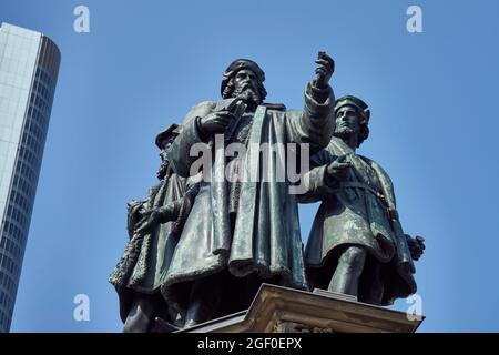 Gutenberg-Denkmal, Statuen von Johannes Gutenberg, Johannes Fust, Peter Schöffer, von Eduard Schmidt von der Launitz, Commerzbank Tower, Francfort Banque D'Images