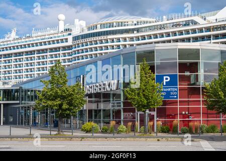 Sommerabendmunstimg an der Kiellinie. DAS Kreuzfahrtschiff AIDA Prima am Ostseekai kurz vor dem Ablegen. Banque D'Images