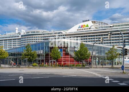 Sommerabendmunstimg an der Kiellinie. DAS Kreuzfahrtschiff AIDA Prima am Ostseekai kurz vor dem Ablegen. Banque D'Images