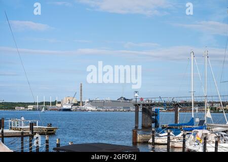 Sommerabendmunstimg an der Kiellinie. Blick über die Kieler Förde, im Vordergrund Segelyachten im Hafen Banque D'Images