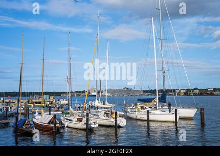 Sommerabendmunstimg an der Kiellinie. Blick über die Kieler Förde, im Vordergrund Segelyachten im Hafen Banque D'Images