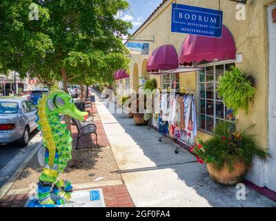 Miami Avenue avec la sculpture de hippocampe qui fait partie d'un projet d'art public par le Centre d'art de Venise appelé FantaSea Venice à Venise Floride USA Banque D'Images