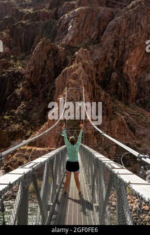 Woman Star pose sur le pont Silver dans le Grand Canyon le long de la piste Bright Angel Banque D'Images