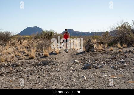 Une femme entre dans le désert, après Stone Cairn à Big Bend Banque D'Images