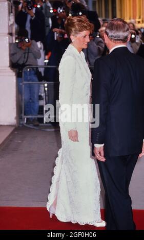 La princesse Diana quitte l'opéra de Covent Garden après un gala royal de 'il Travatore'. LONDRES, ROYAUME-UNI 7 JUIN 1989 Banque D'Images