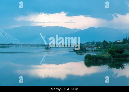 Ville de Hanzhong dans le pont de shaanxi hanjiang la nuit Banque D'Images