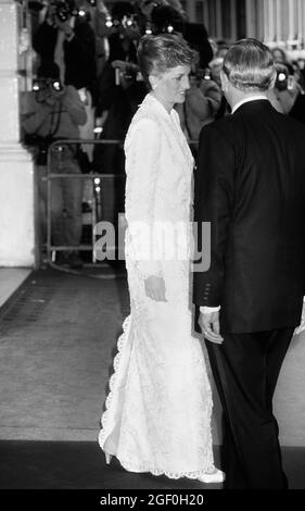 La princesse Diana quitte l'opéra de Covent Garden après un gala royal de 'il Travatore'. LONDRES, ROYAUME-UNI 7 JUIN 1989 Banque D'Images