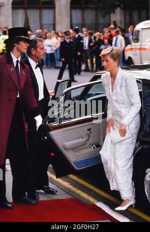 La princesse Diana arrive à l'Opéra de Covent Garden pour un gala royal de 'il Travatore'. LONDRES, ROYAUME-UNI 7 JUIN 1989 Banque D'Images