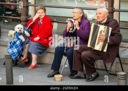 Artistes de rue et leur public sur la Plaza de San Miguel, Madrid, Espagne. Banque D'Images