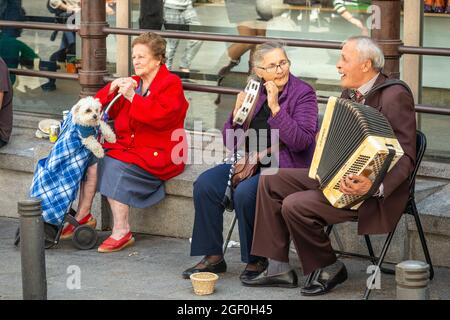 Artistes de rue et leur public sur la Plaza de San Miguel, Madrid, Espagne. Banque D'Images