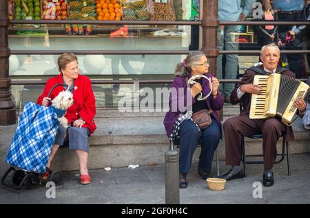 Artistes de rue et leur public sur la Plaza de San Miguel, Madrid, Espagne. Banque D'Images