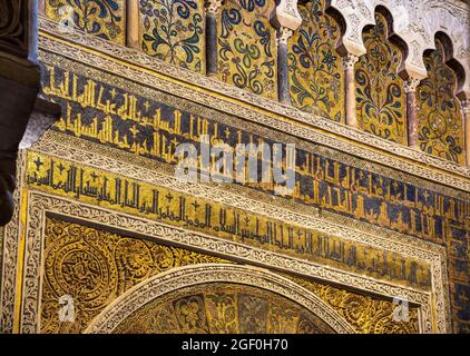 En stuc sculpté et décoration en mosaïque autour du mihrab de la Grande Mosquée, de la Mezquita, dans la région de Cordoba, Espagne Banque D'Images