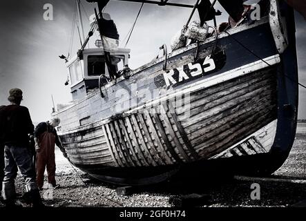 Les pêcheurs de Hastings transportent leur bateau sur la plage, East Sussex, Angleterre, Royaume-Uni Banque D'Images