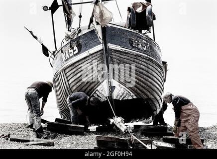 Les pêcheurs de Hastings transportent leur bateau sur la plage, East Sussex, Angleterre, Royaume-Uni Banque D'Images