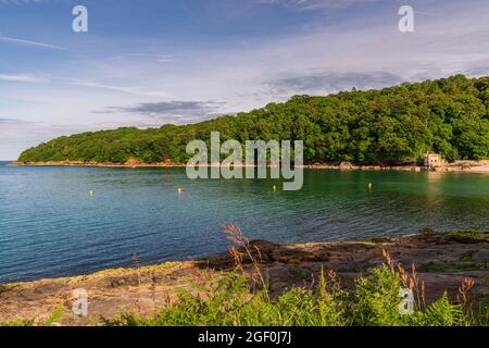 Marcher vers Elberry Cove, Torbay, Angleterre, Royaume-Uni - avec l'ancienne baignoire-maison sur le bord de la plage de galets Banque D'Images