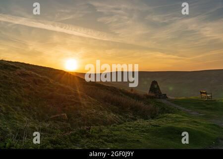 Coucher du soleil et d'un banc avec vue, vu à l'Buttertubs Pass (falaise) près de Mickfield Gate Rd, North Yorkshire, England, UK Banque D'Images