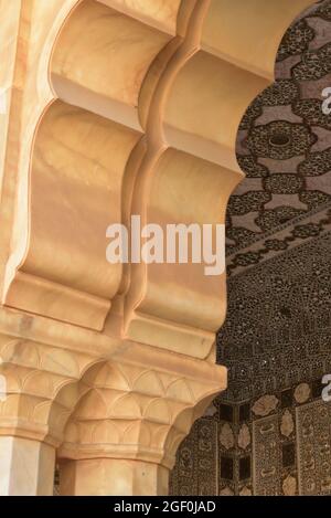 Détail des piliers décoratifs au Sheesh Mahal (Palais des miroirs), fort Amber, Jaipur, Rajasthan, Inde,Asie. Banque D'Images