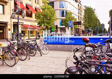 Une des entrées de la station de métro Heinrich-Heine-Allee dans le centre-ville de Düsseldorf, en Allemagne, avec des vélos garés en face. Banque D'Images