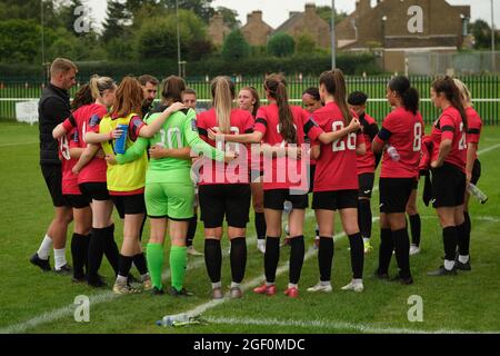 Strood, Royaume-Uni. 22 août 2021. L'équipe de Gillingham s'est exprimé après le match de première catégorie de la Ligue nationale des femmes de la FA entre Gillingham et Hounslow au Rochester United Sports Ground à Strood, en Angleterre. Crédit: SPP Sport presse photo. /Alamy Live News Banque D'Images