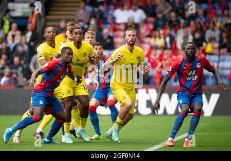 Londres, Royaume-Uni. 21 août 2021. Brentford Ethan Pinnock ; Brentford Ivan Toney et Brentford Pontus Jansson lors du match de première ligue entre Crystal Palace et Brentford à Selhurst Park, Londres, Angleterre, le 21 août 2021. Photo par Andrew Aleksiejczuk/Prime Media Images. Crédit : Prime Media Images/Alamy Live News Banque D'Images