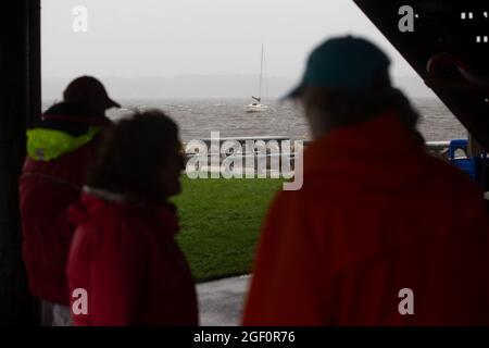 Cranston, États-Unis. 22 août 2021. Les membres du Rhode Island Yacht Club se réunissent pour garder un œil sur les bateaux des membres alors que la tempête tropicale Henri arrive à Cranston, Rhode Island, le dimanche 22 août 2020. La tempête tropicale Henri devrait causer des inondations et des coupures de courant dans tout le Connecticut et le Rhode Island. Photo par Matthew Healey/UPI crédit: UPI/Alay Live News Banque D'Images