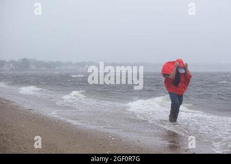 Cranston, États-Unis. 22 août 2021. Un haut-lieu descend la plage de Conimicut point alors que la tempête tropicale Henri arrive à Warwick, Rhode Island, le dimanche 22 août 2020. La tempête tropicale Henri devrait causer des inondations et des coupures de courant dans tout le Connecticut et le Rhode Island. Photo par Matthew Healey/UPI crédit: UPI/Alay Live News Banque D'Images