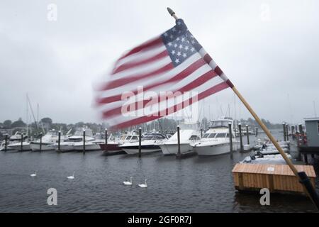 Cranston, États-Unis. 22 août 2021. Un drapeau américain est secoué par le vent alors que la tempête tropicale Henri arrive au Rhode Island Yacht Club à Cranston, Rhode Island, le dimanche 22 août 2020. La tempête tropicale Henri devrait causer des inondations et des coupures de courant dans tout le Connecticut et le Rhode Island. Photo par Matthew Healey/UPI crédit: UPI/Alay Live News Banque D'Images