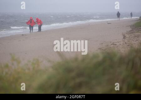 Cranston, États-Unis. 22 août 2021. Les amateurs de plage descendent la plage de Conimicut point alors que la tempête tropicale Henri arrive à Warwick, Rhode Island, le dimanche 22 août 2020. La tempête tropicale Henri devrait causer des inondations et des coupures de courant dans tout le Connecticut et le Rhode Island. Photo par Matthew Healey/UPI crédit: UPI/Alay Live News Banque D'Images