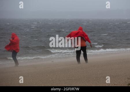 Cranston, États-Unis. 22 août 2021. Les amateurs de plage descendent la plage de Conimicut point alors que la tempête tropicale Henri arrive à Warwick, Rhode Island, le dimanche 22 août 2020. La tempête tropicale Henri devrait causer des inondations et des coupures de courant dans tout le Connecticut et le Rhode Island. Photo par Matthew Healey/UPI crédit: UPI/Alay Live News Banque D'Images