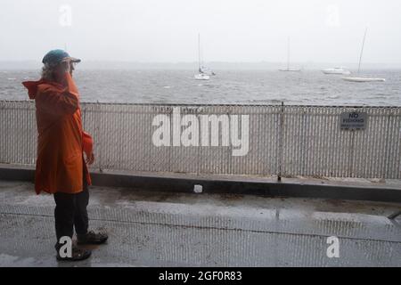 Cranston, États-Unis. 22 août 2021. Judy Croyle membre du Rhode Island Yacht Club, regarde la baie de Narragansett pendant que la tempête tropicale Henri arrive à Cranston, Rhode Island, le dimanche 22 août 2020. La tempête tropicale Henri devrait causer des inondations et des coupures de courant dans tout le Connecticut et le Rhode Island. Photo par Matthew Healey/UPI crédit: UPI/Alay Live News Banque D'Images