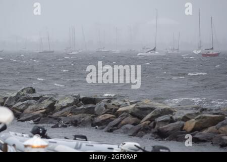 Cranston, États-Unis. 22 août 2021. Des dizaines de voiliers s'assoient sur leurs amarres dans la baie de Narragansett alors que la tempête tropicale Henri arrive à Cranston, Rhode Island, le dimanche 22 août 2020. La tempête tropicale Henri devrait causer des inondations et des coupures de courant dans tout le Connecticut et le Rhode Island. Photo par Matthew Healey/UPI crédit: UPI/Alay Live News Banque D'Images