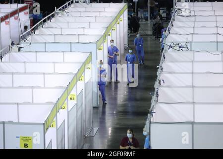 Le personnel médical d'une clinique de vaccination à la SSE Arena, Belfast, pendant le week-end du Big Jab, qui a vu des centres de vaccination sans rendez-vous ouvrir à nouveau en Irlande du Nord pour les premières doses pour tous les adultes, en raison des inquiétudes soulevées par le nombre élevé de cas de Covid dans la région. Date de la photo: Dimanche 22 août 2021. Banque D'Images