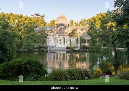 Lever du soleil au Palacio de Cristal, site classé au patrimoine mondial de l'UNESCO, qui est une architecture en fonte de la fin du XIXe siècle située dans le parc Retiro, Madr Banque D'Images