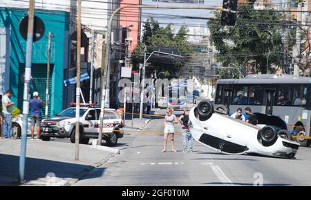 Sao Paulo, Sao Paulo, Brésil. 22 août 2021. (INT) accident entre deux voitures à Sao Paulo. Agust 22, 2021, Sao Paulo, Brésil: Accident impliquant deux véhicules entre les rues Doutor Zuquim et Doutor Olavo Egidio, à Sao Paulo, le dimanche matin (22). Il n'y a pas d'information sur les victimes. L'expertise était sur place. (Credit image: © Adeleke Anthony Fote/TheNEWS2 via ZUMA Press Wire) Banque D'Images