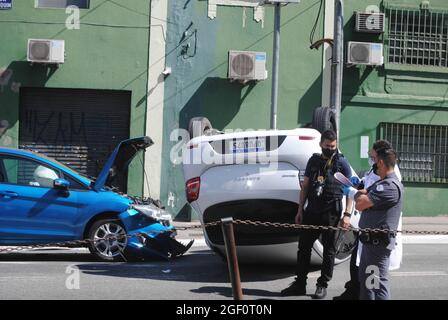 Sao Paulo, Sao Paulo, Brésil. 22 août 2021. (INT) accident entre deux voitures à Sao Paulo. Agust 22, 2021, Sao Paulo, Brésil: Accident impliquant deux véhicules entre les rues Doutor Zuquim et Doutor Olavo Egidio, à Sao Paulo, le dimanche matin (22). Il n'y a pas d'information sur les victimes. L'expertise était sur place. (Credit image: © Adeleke Anthony Fote/TheNEWS2 via ZUMA Press Wire) Banque D'Images