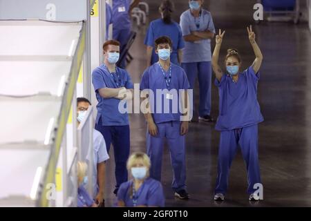 Le personnel médical d'une clinique de vaccination à la SSE Arena, Belfast, pendant le week-end du Big Jab, qui a vu des centres de vaccination sans rendez-vous ouvrir à nouveau en Irlande du Nord pour les premières doses pour tous les adultes, en raison des inquiétudes soulevées par le nombre élevé de cas de Covid dans la région. Date de la photo: Dimanche 22 août 2021. Banque D'Images