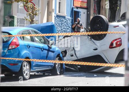 Sao Paulo, Sao Paulo, Brésil. 22 août 2021. (INT) accident entre deux voitures à Sao Paulo. Agust 22, 2021, Sao Paulo, Brésil: Accident impliquant deux véhicules entre les rues Doutor Zuquim et Doutor Olavo Egidio, à Sao Paulo, le dimanche matin (22). Il n'y a pas d'information sur les victimes. L'expertise était sur place. (Credit image: © Adeleke Anthony Fote/TheNEWS2 via ZUMA Press Wire) Banque D'Images