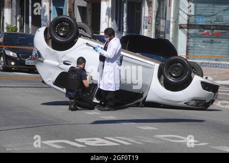 Sao Paulo, Sao Paulo, Brésil. 22 août 2021. (INT) accident entre deux voitures à Sao Paulo. Agust 22, 2021, Sao Paulo, Brésil: Accident impliquant deux véhicules entre les rues Doutor Zuquim et Doutor Olavo Egidio, à Sao Paulo, le dimanche matin (22). Il n'y a pas d'information sur les victimes. L'expertise était sur place. (Credit image: © Adeleke Anthony Fote/TheNEWS2 via ZUMA Press Wire) Banque D'Images