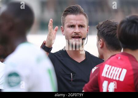 21 août 2021, Bavière, Fürth: Football: Bundesliga, SpVgg Greuther Fürth - Arminia Bielefeld, Matchday 2 au Sportpark Ronhof Thomas Sommer. L'arbitre Daniel Schlager (M). Photo: Daniel Karmann/dpa - NOTE IMPORTANTE: Conformément aux règlements du DFL Deutsche Fußball Liga et/ou du DFB Deutscher Fußball-Bund, il est interdit d'utiliser ou d'utiliser des photos prises dans le stade et/ou du match sous forme de séquences d'images et/ou de séries de photos de type vidéo. Banque D'Images