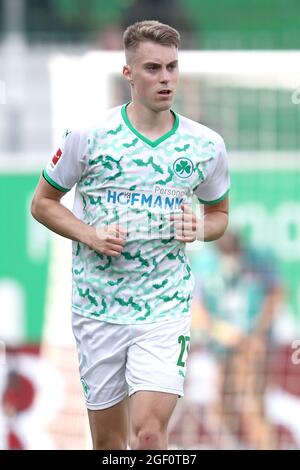 21 août 2021, Bavière, Fürth: Football: Bundesliga, SpVgg Greuther Fürth - Arminia Bielefeld, Matchday 2 au Sportpark Ronhof Thomas Sommer. Le joueur de Fürth Gideon Jung. Photo: Daniel Karmann/dpa - NOTE IMPORTANTE: Conformément aux règlements du DFL Deutsche Fußball Liga et/ou du DFB Deutscher Fußball-Bund, il est interdit d'utiliser ou d'utiliser des photos prises dans le stade et/ou du match sous forme de séquences d'images et/ou de séries de photos de type vidéo. Banque D'Images