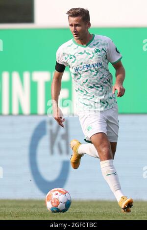 21 août 2021, Bavière, Fürth: Football: Bundesliga, SpVgg Greuther Fürth - Arminia Bielefeld, Matchday 2 au Sportpark Ronhof Thomas Sommer. Paul Seguin de Fürth joue le ballon. Photo: Daniel Karmann/dpa - NOTE IMPORTANTE: Conformément aux règlements du DFL Deutsche Fußball Liga et/ou du DFB Deutscher Fußball-Bund, il est interdit d'utiliser ou d'utiliser des photos prises dans le stade et/ou du match sous forme de séquences d'images et/ou de séries de photos de type vidéo. Banque D'Images