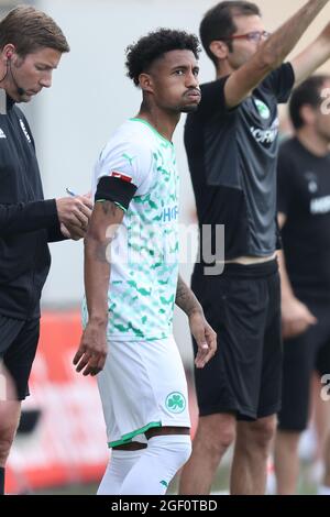 21 août 2021, Bavière, Fürth: Football: Bundesliga, SpVgg Greuther Fürth - Arminia Bielefeld, Matchday 2 au Sportpark Ronhof Thomas Sommer. Jeremy Dudziak (M) de Fürth se tient sur la touche, prêt pour sa substitution. Photo: Daniel Karmann/dpa - NOTE IMPORTANTE: Conformément aux règlements du DFL Deutsche Fußball Liga et/ou du DFB Deutscher Fußball-Bund, il est interdit d'utiliser ou d'utiliser des photos prises dans le stade et/ou du match sous forme de séquences d'images et/ou de séries de photos de type vidéo. Banque D'Images