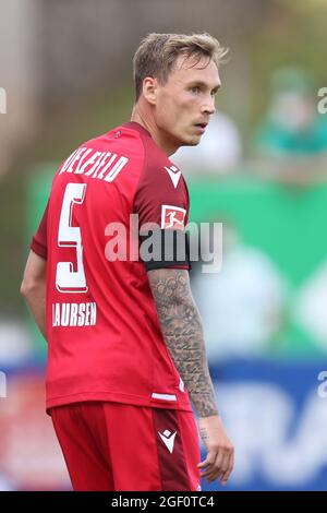 21 août 2021, Bavière, Fürth: Football: Bundesliga, SpVgg Greuther Fürth - Arminia Bielefeld, Matchday 2 au Sportpark Ronhof Thomas Sommer. Jacob Laursen de Bielefeld. Photo: Daniel Karmann/dpa - NOTE IMPORTANTE: Conformément aux règlements du DFL Deutsche Fußball Liga et/ou du DFB Deutscher Fußball-Bund, il est interdit d'utiliser ou d'utiliser des photos prises dans le stade et/ou du match sous forme de séquences d'images et/ou de séries de photos de type vidéo. Banque D'Images