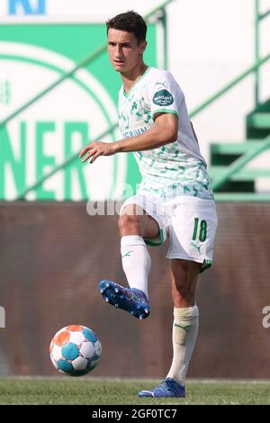 21 août 2021, Bavière, Fürth: Football: Bundesliga, SpVgg Greuther Fürth - Arminia Bielefeld, Matchday 2 au Sportpark Ronhof Thomas Sommer. Marco Meyerhöfer de Fürth joue le ballon. Photo: Daniel Karmann/dpa - NOTE IMPORTANTE: Conformément aux règlements du DFL Deutsche Fußball Liga et/ou du DFB Deutscher Fußball-Bund, il est interdit d'utiliser ou d'utiliser des photos prises dans le stade et/ou du match sous forme de séquences d'images et/ou de séries de photos de type vidéo. Banque D'Images