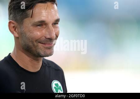 21 août 2021, Bavière, Fürth: Football: Bundesliga, SpVgg Greuther Fürth - Arminia Bielefeld, Matchday 2 au Sportpark Ronhof Thomas Sommer. Le Fürth entraîneur Stefan Leitl avant le match. Photo: Daniel Karmann/dpa - NOTE IMPORTANTE: Conformément aux règlements du DFL Deutsche Fußball Liga et/ou du DFB Deutscher Fußball-Bund, il est interdit d'utiliser ou d'utiliser des photos prises dans le stade et/ou du match sous forme de séquences d'images et/ou de séries de photos de type vidéo. Banque D'Images