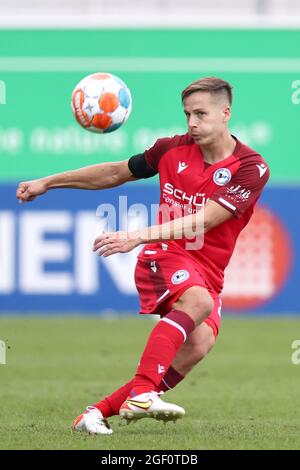 21 août 2021, Bavière, Fürth: Football: Bundesliga, SpVgg Greuther Fürth - Arminia Bielefeld, Matchday 2 au Sportpark Ronhof Thomas Sommer. Cedric Brunner de Bielefeld joue le ballon. Photo: Daniel Karmann/dpa - NOTE IMPORTANTE: Conformément aux règlements du DFL Deutsche Fußball Liga et/ou du DFB Deutscher Fußball-Bund, il est interdit d'utiliser ou d'utiliser des photos prises dans le stade et/ou du match sous forme de séquences d'images et/ou de séries de photos de type vidéo. Banque D'Images