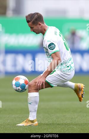 21 août 2021, Bavière, Fürth: Football: Bundesliga, SpVgg Greuther Fürth - Arminia Bielefeld, Matchday 2 au Sportpark Ronhof Thomas Sommer. Paul Seguin de Fürth joue le ballon. Photo: Daniel Karmann/dpa - NOTE IMPORTANTE: Conformément aux règlements du DFL Deutsche Fußball Liga et/ou du DFB Deutscher Fußball-Bund, il est interdit d'utiliser ou d'utiliser des photos prises dans le stade et/ou du match sous forme de séquences d'images et/ou de séries de photos de type vidéo. Banque D'Images