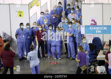 Le personnel médical prend une photo à la fin d'une clinique de vaccination à la SSE Arena, Belfast, pendant le week-end du Big Jab, Qui a vu des centres de vaccination sans rendez-vous s'ouvrir à nouveau en Irlande du Nord pour les premières doses pour tous les adultes, en raison des inquiétudes soulevées par le nombre élevé de cas de Covid dans la région. Date de la photo: Dimanche 22 août 2021. Banque D'Images