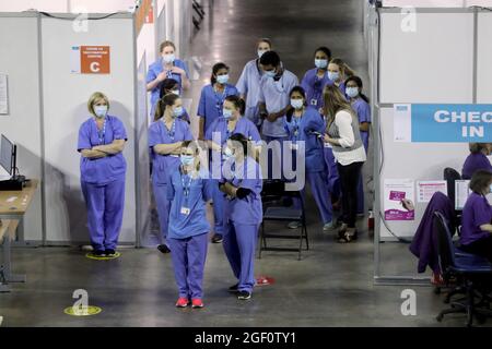 Le personnel médical d'une clinique de vaccination à la SSE Arena, Belfast, pendant le week-end du Big Jab, qui a vu des centres de vaccination sans rendez-vous ouvrir à nouveau en Irlande du Nord pour les premières doses pour tous les adultes, en raison des inquiétudes soulevées par le nombre élevé de cas de Covid dans la région. Date de la photo: Dimanche 22 août 2021. Banque D'Images