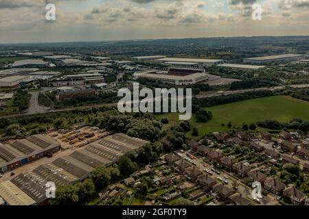 Vue plongeante du Bet 365 Stadium domicile du Stoke City football Club vue aérienne perspective longue (des images plus détaillées sont également disponibles) Banque D'Images